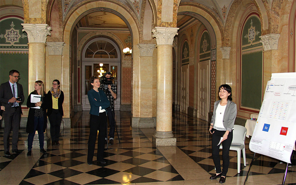 Marika Mitsui stellt ihr Forschungsprojekt über kognitive Vorteile bei bilingualen Personen vor. (Foto: Schweizer Jugend forscht SJF)