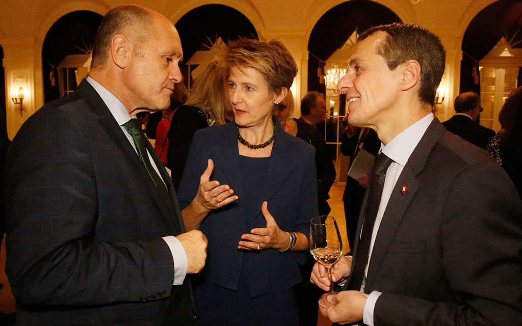 La consigliera federale Simonetta Sommaruga a colloquio con il ministro degli interni austriaco Wolfgang Sobotka (sinistra) e il consigliere federale Ignazio Cassis