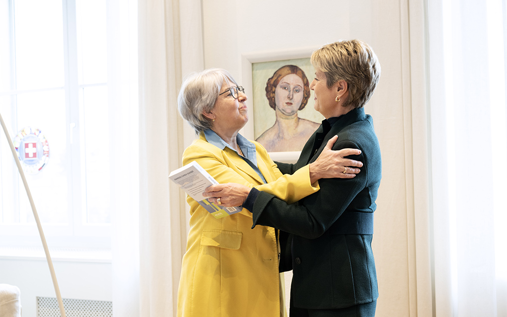 Bundesrätin Karin Keller-Sutter begrüsst Bundesrätin Elisabeth Baume-Schneider und übergibt ihr das Departement.