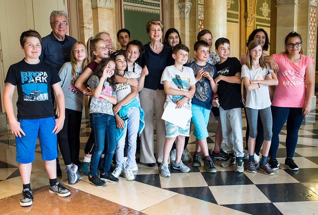 Klassenfoto mit der Bundesrätin im Bundeshaus West