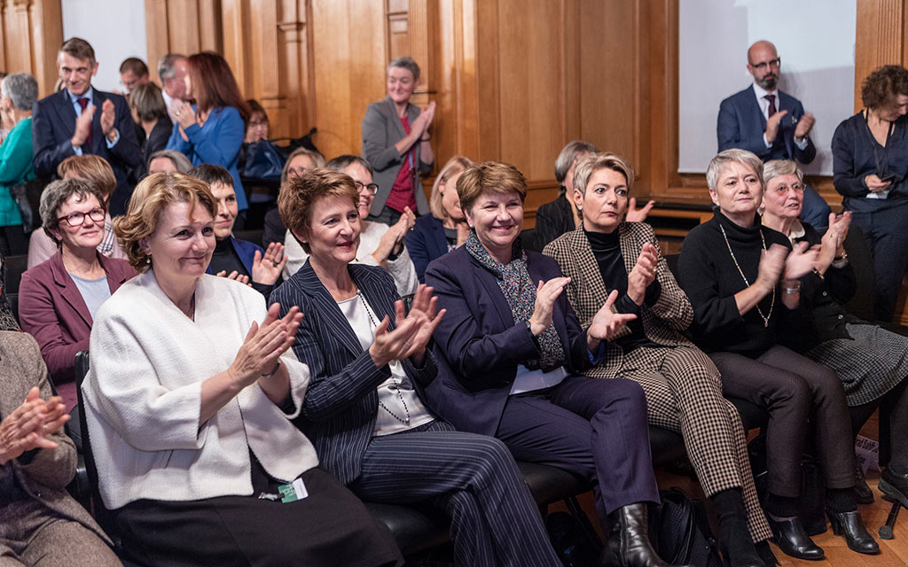 Bundesrätin Simonetta Sommaruga sitzt mit ihren neu gewählten Amtskolleginnen Viola Amherd und Karin Keller-Sutter im Publikum und applaudiert.