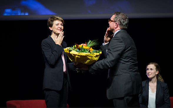 Bundespräsidentin Simonetta Sommaruga gebärdet 'Danke'