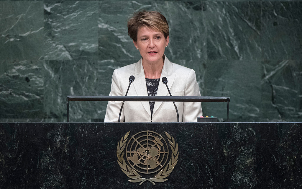 La présidente de la Confédération Simonetta Sommaruga présente, lors du sommet ONU pour l’adoption du programme de développement durable à l’horizon 2030, la position de la Suisse en séance plénière (photo: UN Photo/Amanda Voisard)