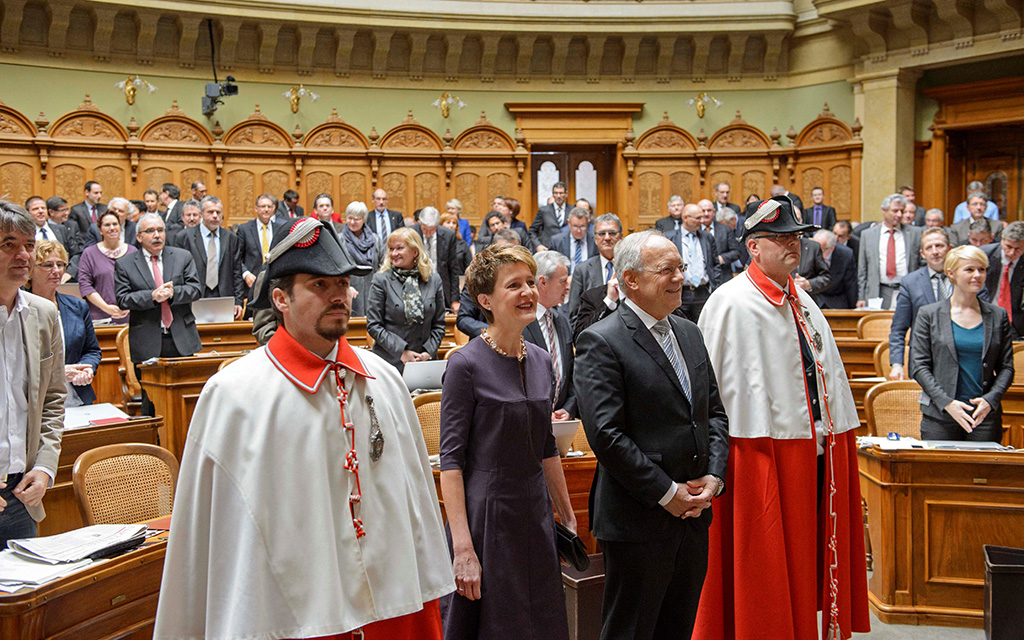 La conseillère fédérale Simonetta Sommaruga et le conseiller fédéral Johann Schneider-Ammann devant l’Assemblée fédérale (Photo: Béatrice Devènes)