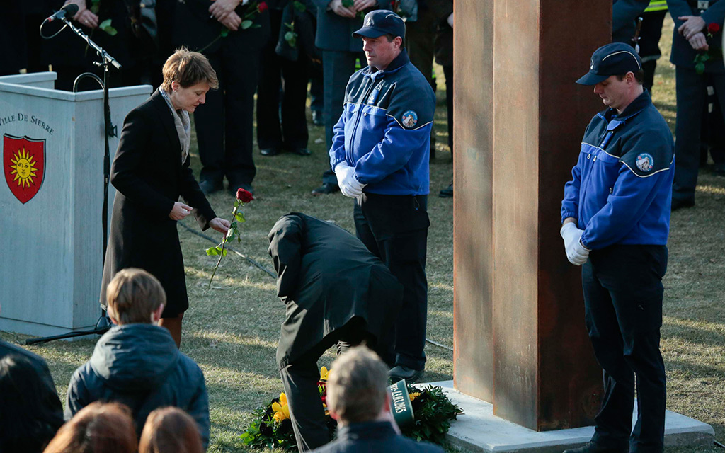 La presidente della Confederazione Simonetta Sommaruga inaugura un monumento alla memoria delle vittime dell’incidente del pullman a Sierre (Foto: Cancelleria Cantone del Vallese)