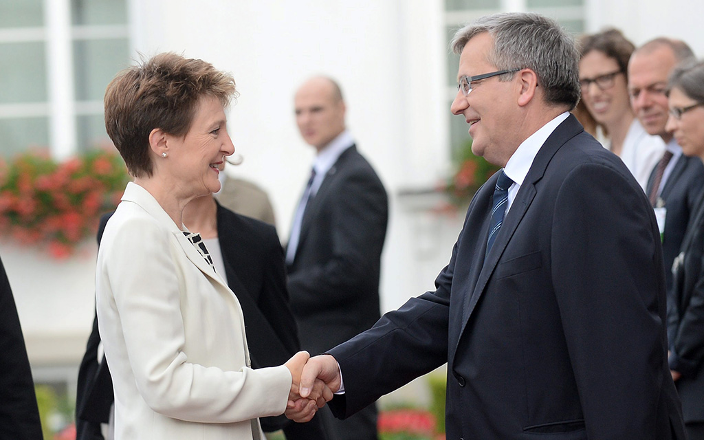 Il presidente polacco Bronislaw Komorowski dà il benvenuto alla presidente della Confederazione Simonetta Sommaruga (Foto: Keystone)