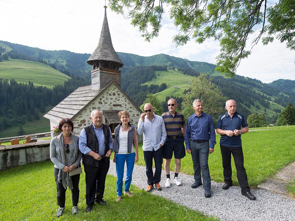 La consigliera federale Doris Leuthard, il Presidente della Confederazione Johann Schneider-Ammann, la consigliera federale Simonetta Sommaruga, i consiglieri federali Alain Berset, Guy Parmelin, Didier Burkhalter e Ueli Maurer (da sinistra) davanti alla chiesa di Abländschen.