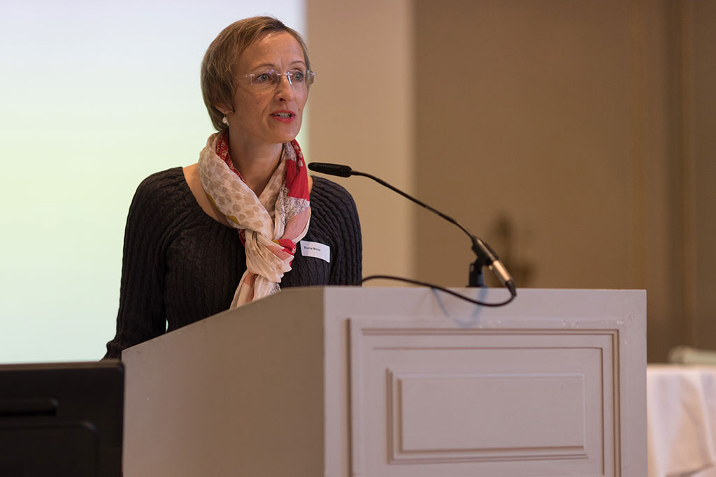 Maike Burda del Centro di ricerca in scienze sociali a Berlino tiene il suo discorso