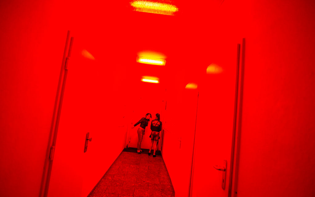 Immagine symbolica relativa alla prostituzione, due donne nel un stabilimento