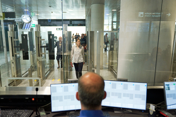 Eine junge Frau passiert Grenzkontrolle am Flughafen Zürich.
