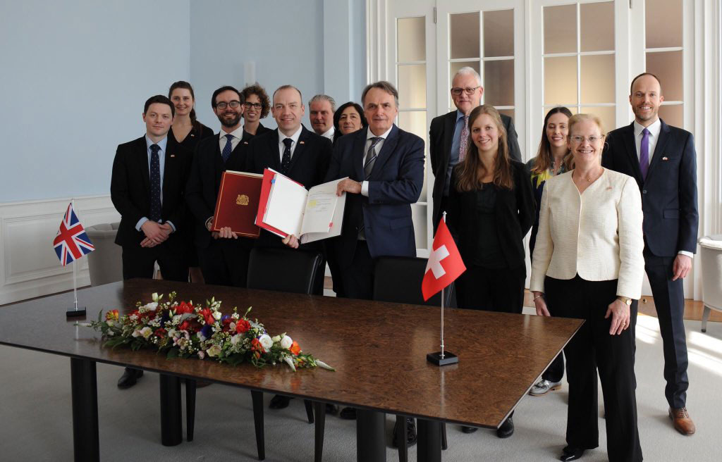 Le secrétaire d’État aux migrations Mario Gattiker et le secrétaire d’État britannique Christopher Heaton-Harris signent à Berne l’accord sur les droits des citoyens