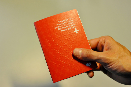 Una mano tiene il passaporto svizzero